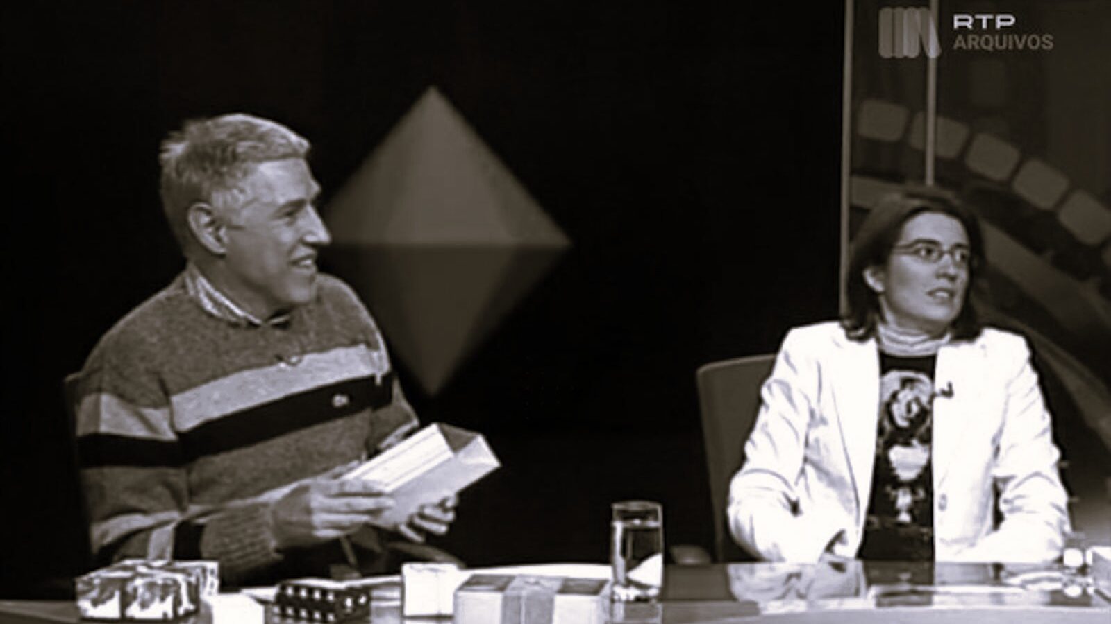 Imagem de arquivo da RTP, do episódio dedicado a Perfumes e Sabonetes do programa 4 x Ciência em que Aquiles Araújo Barros e Vera Mata se conheceram.