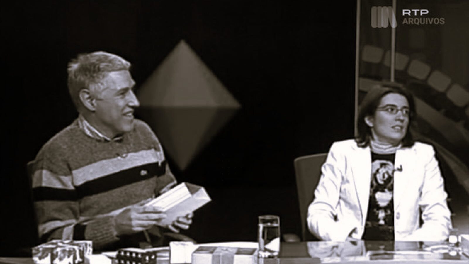 RTP channel's archive image from the episode dedicated to Perfumes and Soaps of the "4 x Science" TV programme, where Aquiles Araújo Barros and Vera Mata first met.