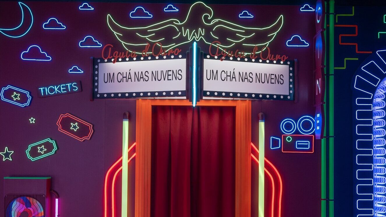 Cenário de entrada na sala de Cinema do museu imersivo Neonia, também conhecido como “museu de néons no Porto”.