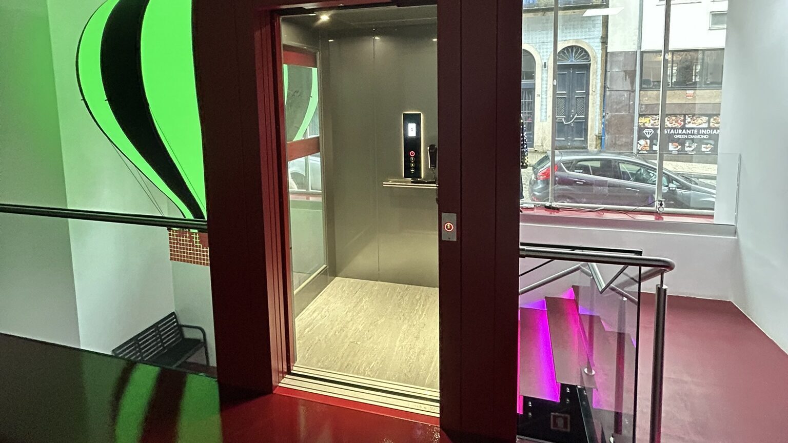 Internal lift at Neonia Porto museum, ensuring accessibility between the two floors of the immersive space.
