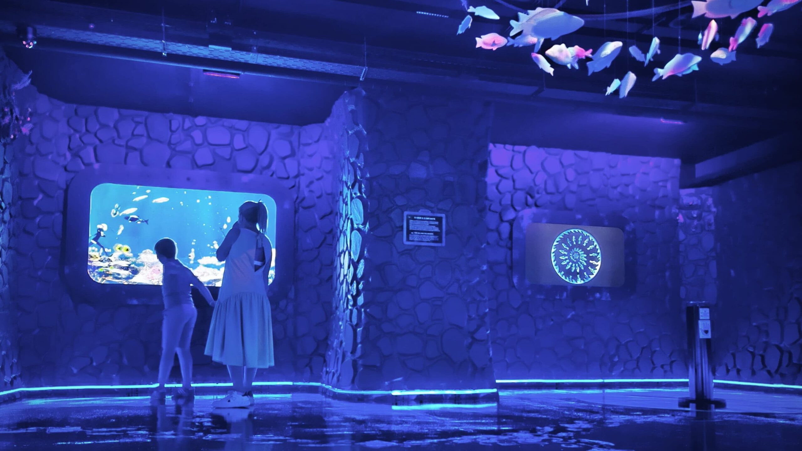 Photo of two visitors at the Neonia museum in a Snoezelen environment: the Sea room.