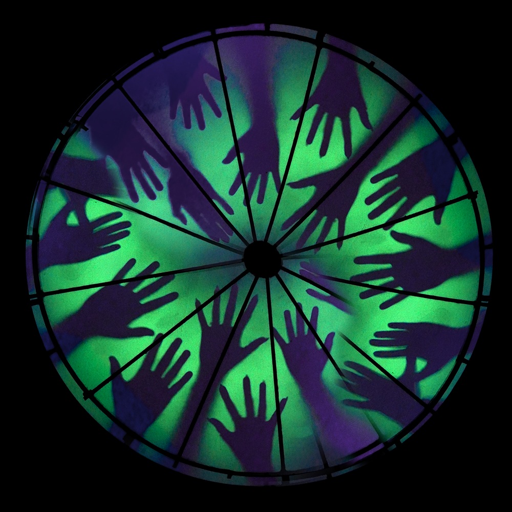 Silhuetas de mãos pintadas com UV: um exemplo de arte interativa e imersiva da Neonia Porto.