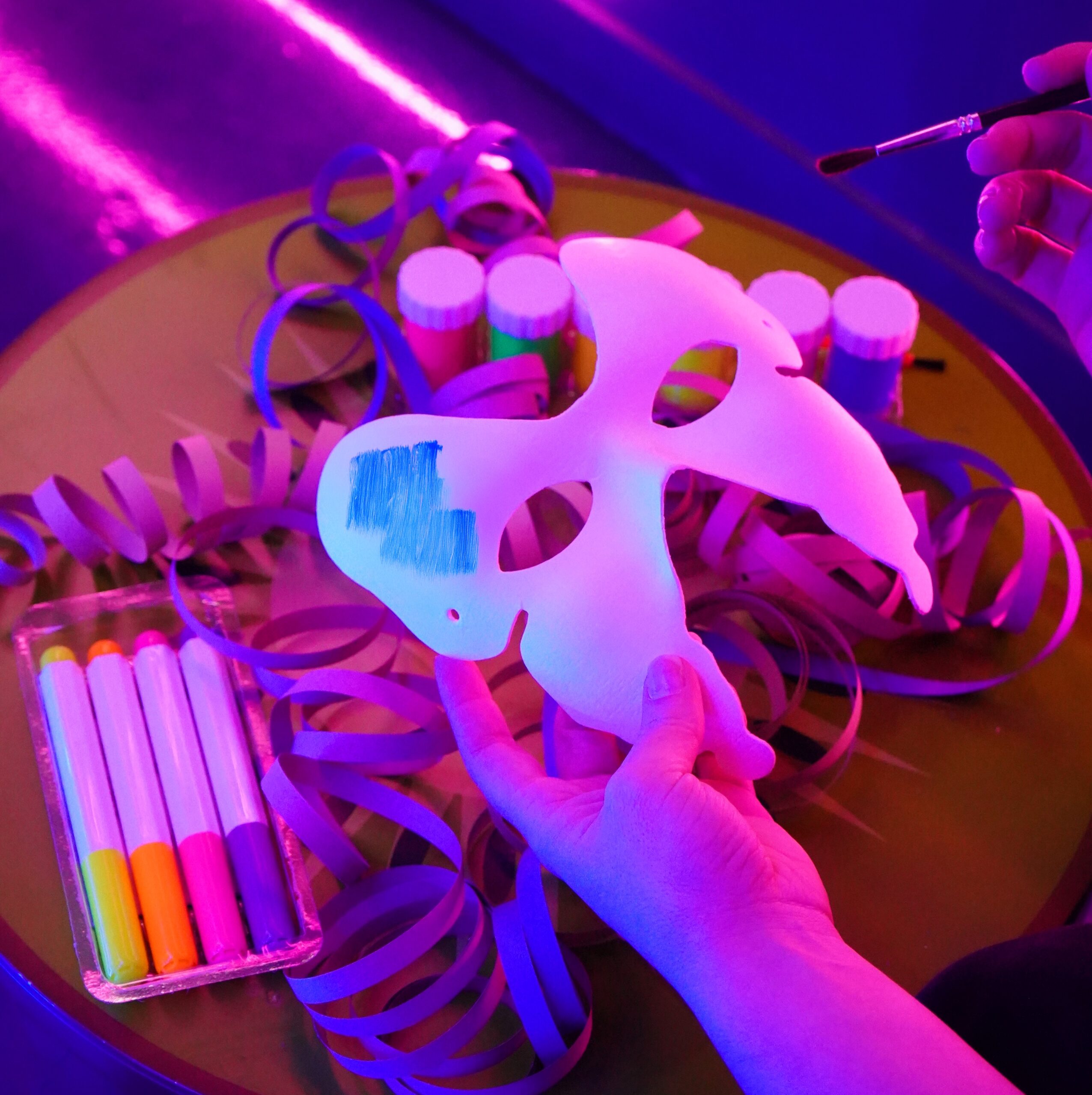 Decoração manual de máscara em workshop de Carnaval no Neonia Porto